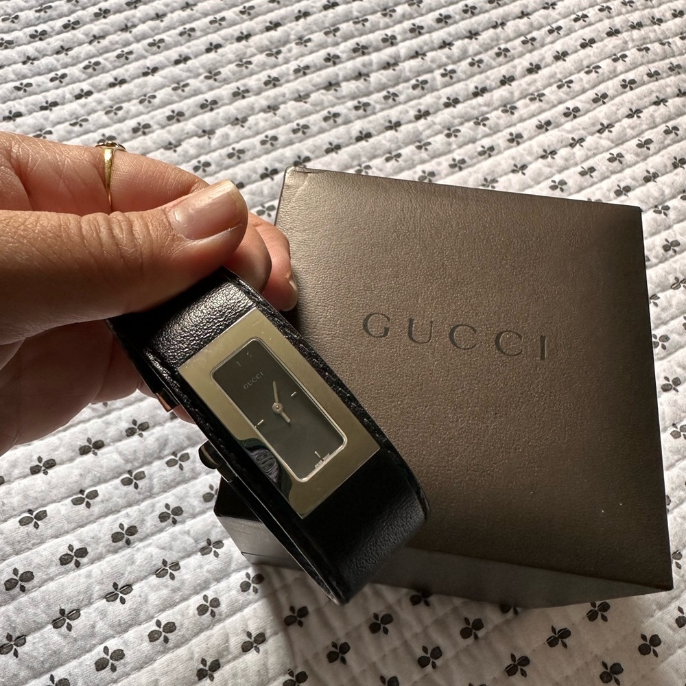 This Gucci 7800S black leather Quarts swiss made - Picture 2 of 6